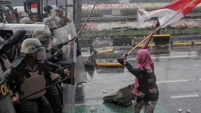 Siapa Ibu Kerudung Pink yang Jadi Ikon Brave Pink Hero Green?