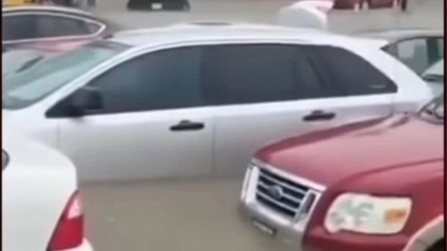 Mobil ikut terendam. [Instagram]