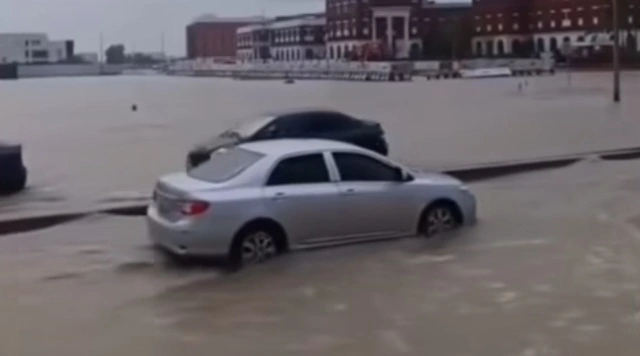 Benarkah Jeddah Lumpuh Diterjang Banjir? Aktivitas Warga Terhenti akibat Hujan Lebat