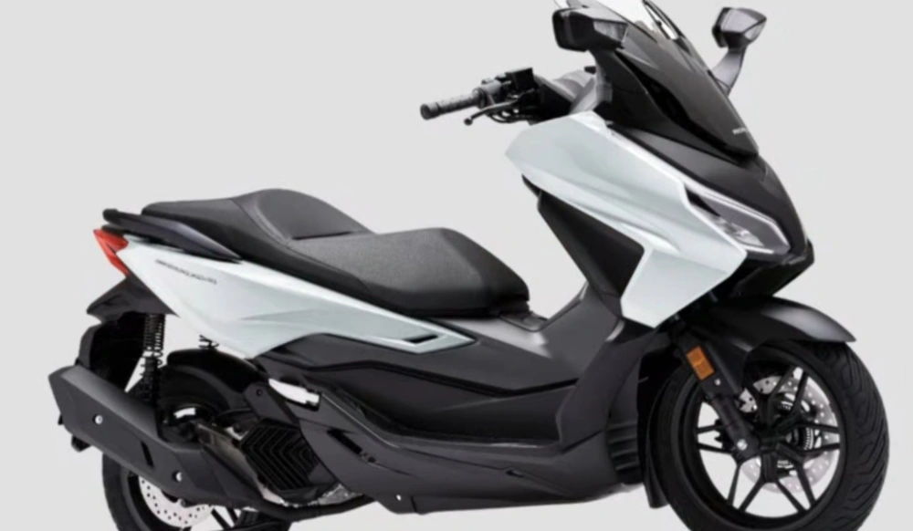 Honda Forza 125 sudah dibekali panel instrumen TFT warna berukuran 5 inci.  [Instagram]