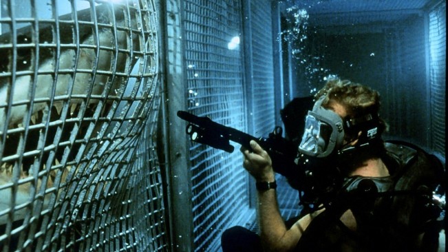 Sinopsis Film Deep Blue Sea, Hiu Raksasa di Dasar Laut Ancam Ilmuwan