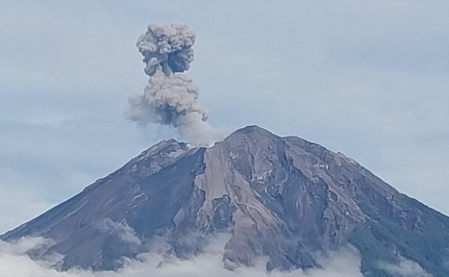 Gunung Semeru Kembali Erupsi, Kolom Abu Capai 700 Meter di Atas Puncak