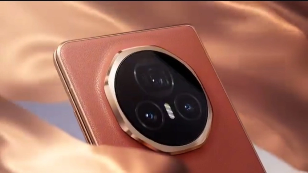 Honor Magic 13 V mengusung konfigurasi tiga kamera belakang. [Instagram]