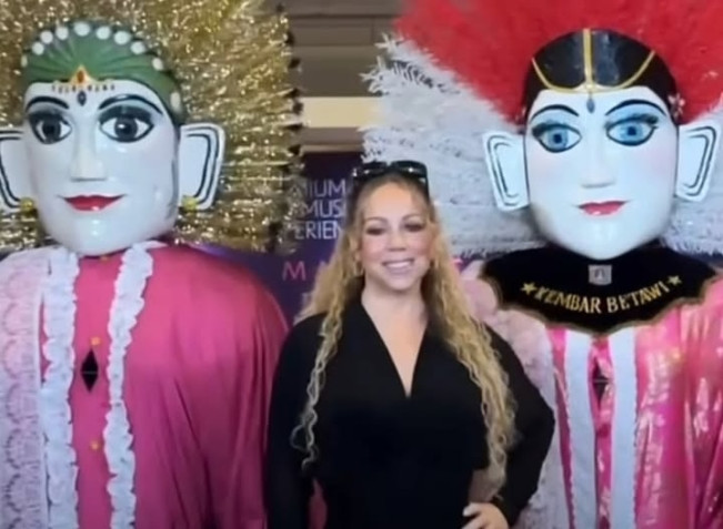 Sepasang Ondel-ondel Sambut Kedatangan Mariah Carey di Jakarta