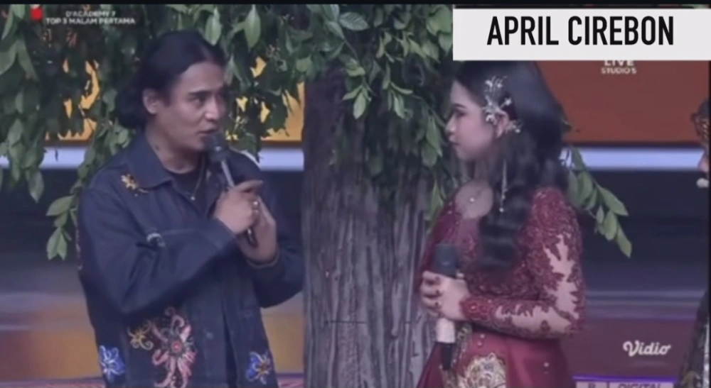 Charley saat memberikan dukungan kepada April Cirebon dengan datang langsung ke Panggung DA7. [Instagram]