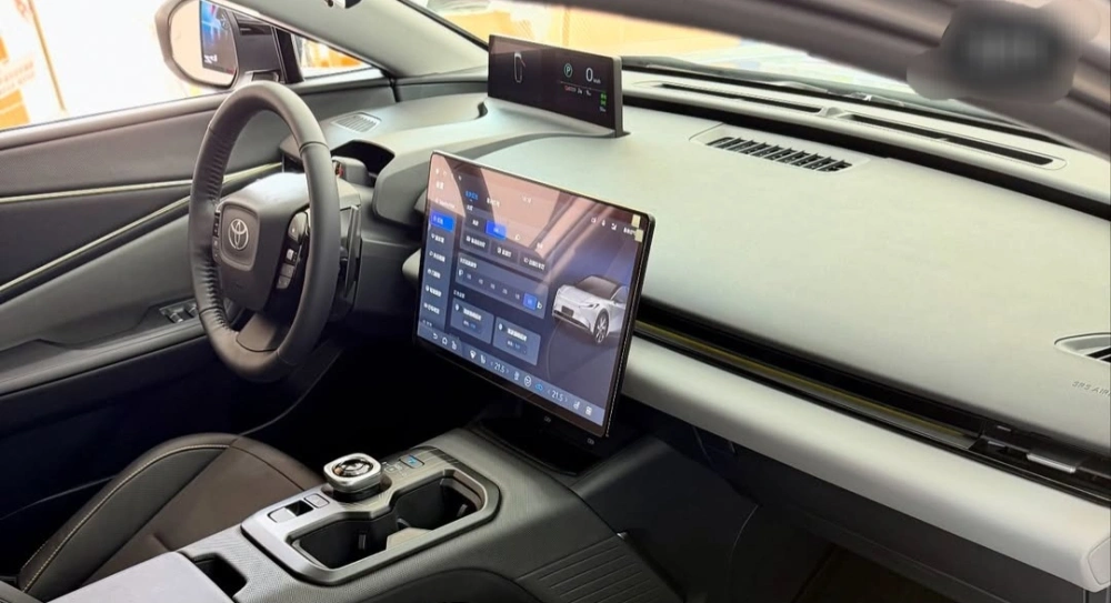 Interior depan bagian dalam Toyota bZ5. [Instagram]