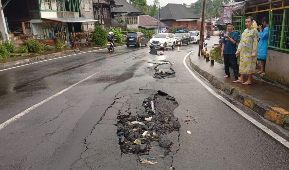Jalan amblas di Tikungan Kelurahan Kesambe Baru Kecamatan Curup Timur. [Ist]