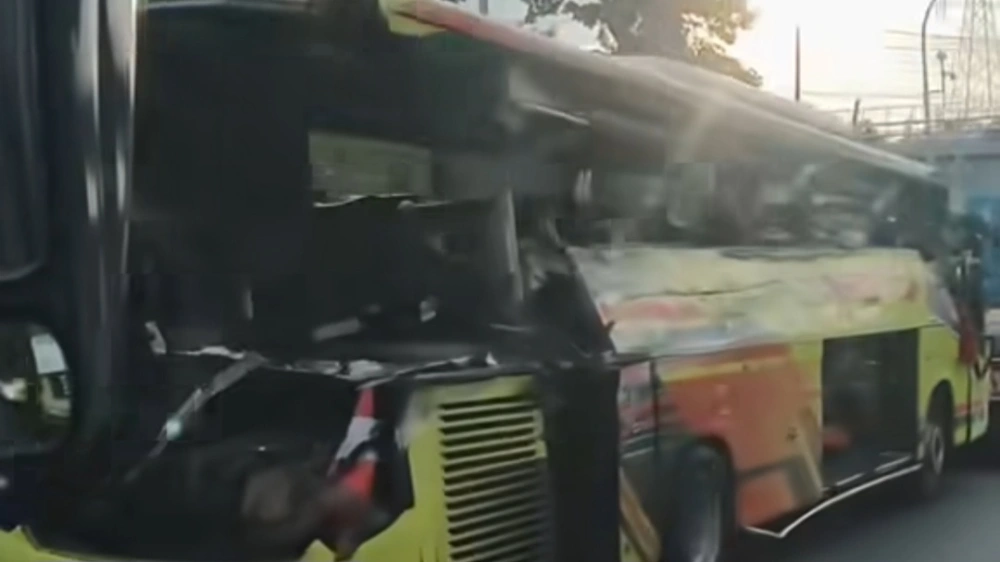 Bus Cahaya Trans diderek usai terlibat kecelakaan. [Instagram]