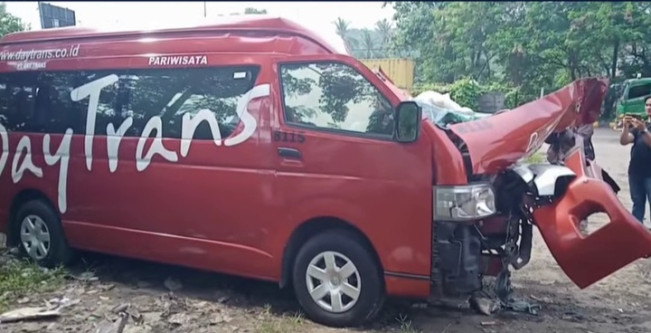 Kecelakaan Maut Tol Cipularang, Travel Daytrans Tabrak Truk: 1 Penumpang Tewas