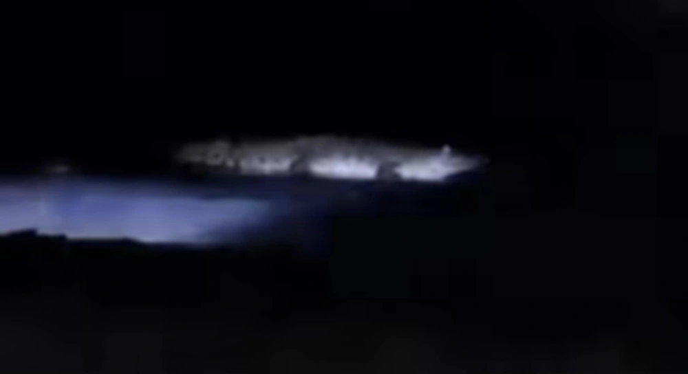 Dalam rekaman juga terdengar suara peringatan agar orang-orang di sekitar lokasi berhati-hati. [Instagram]