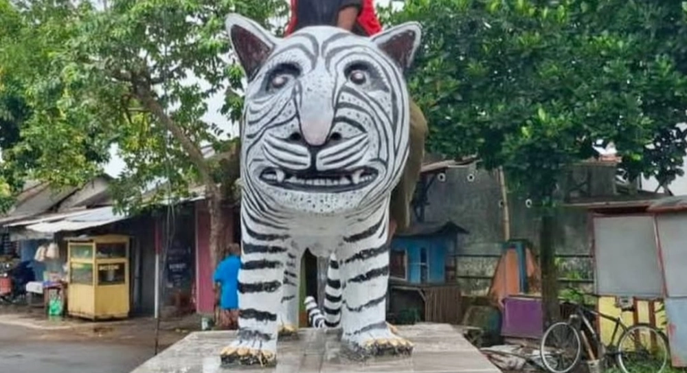 Patung Macan Putih di Kediri viral karena bentuk uniknya. [Instagram]