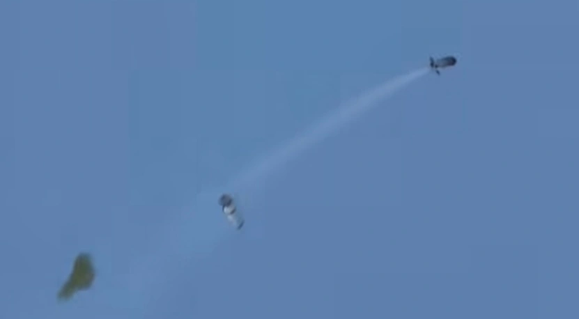 Roket air dua tahap ini dirakit menggunakan botol plastik bekas sebagai bahan utama. [Instagram]