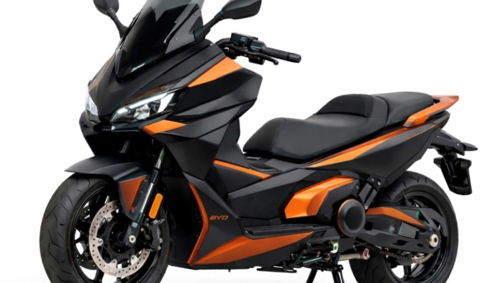 BYD dikabarkan siap masuk pasar motor listrik premium dengan desain maxi scooter. [Instagram]