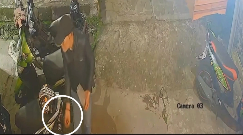 Pria bertopi menaburkan sesuatu diduga tanah kuburan di depan toko usaha warga Curup, Rejang Lebong. [Instagram]