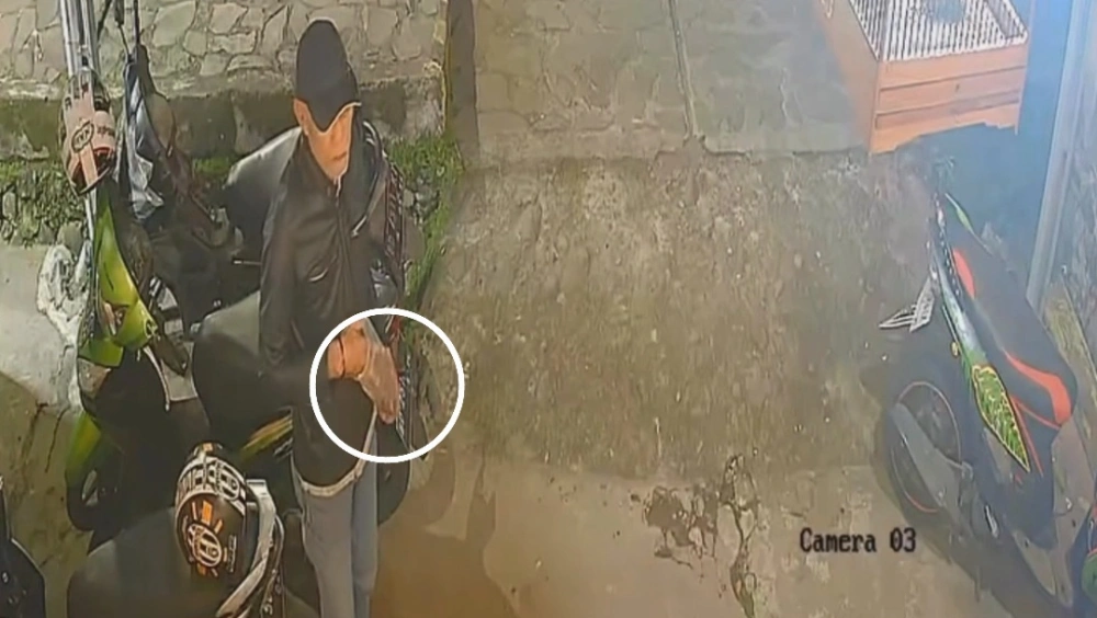 Viral! Pria Terekam CCTV Tabur "Tanah Kuburan" di Depan Toko Warga Curup, Netizen: Zaman Canggih Masih Main Dukun?