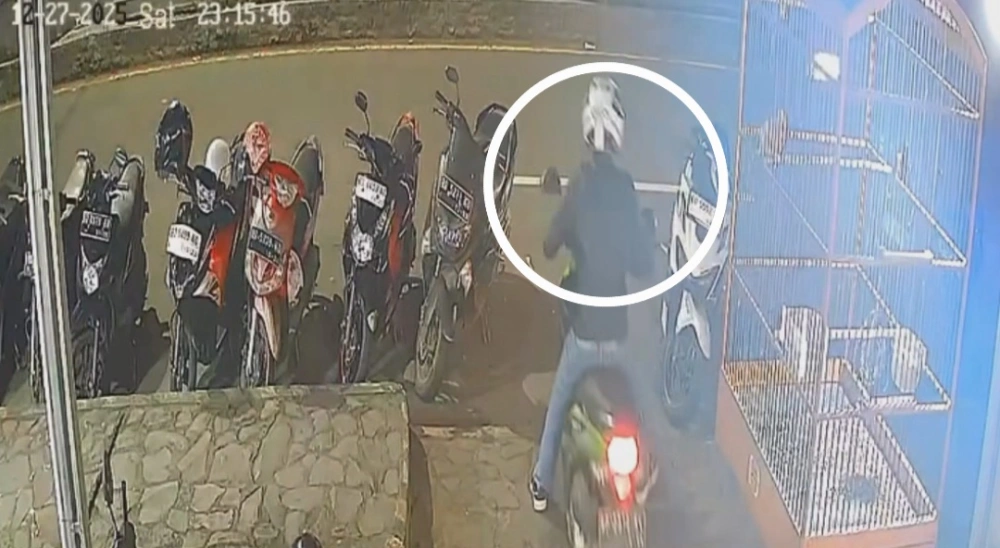 Pria dalam video tersebut kabur usai taburkan sesuatu diduga tanah kuburan di depan toko warga Curup, Rejang Lebong. [Instagram]