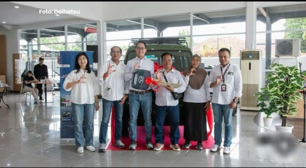 Keikutsertaan Iskandar dalam program undian Gebyar Merdeka berawal dari pembelian satu unit Daihatsu Ayla. [Instagram]