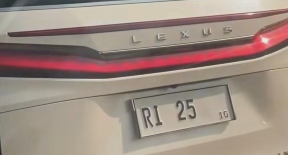 Lexus Plat RI 25 ¹⁰. [Instagram]