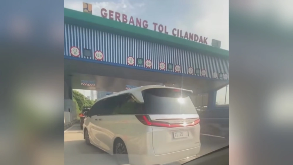 Viral! Lexus Berplat RI 25 Potong Jalur di Gerbang Tol Cilandak Saat Macet, Milik Siapa?