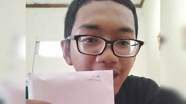 Viral Karyawan MBG Menangis Haru Saat Unboxing Gaji Pertama, Netizen Ikut Terenyuh