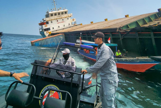 Kapal Kargo KM Alexindo 8 Bermuatan Sembako Karam di Pulau Seribu, Evakuasi Masih Berlanjut