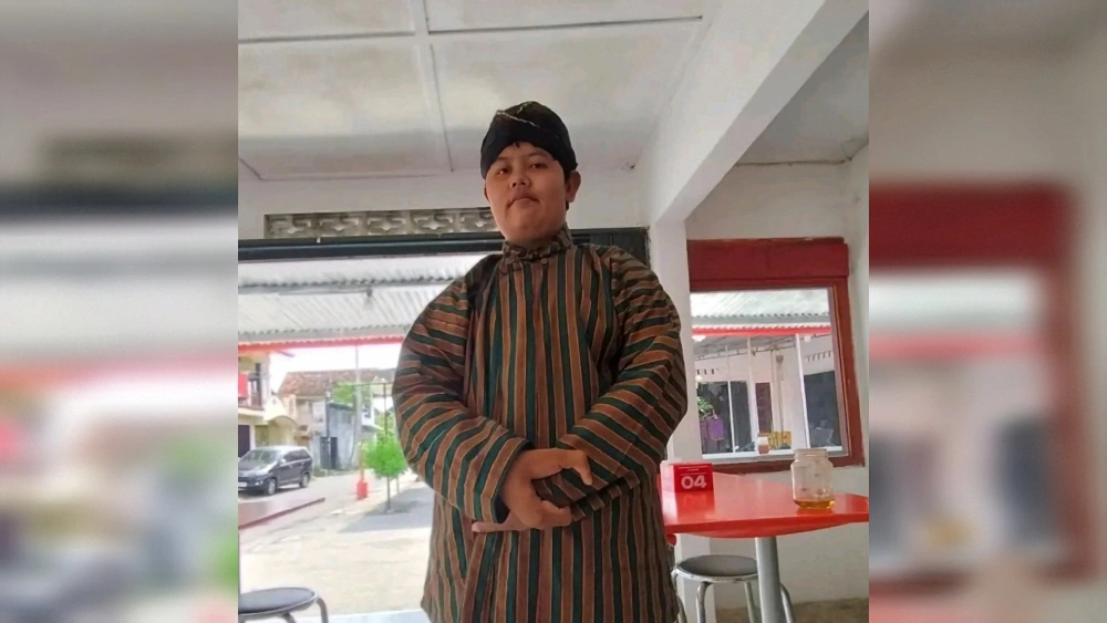 Badru memakai pakaian adat Jawa. [Istimewa]