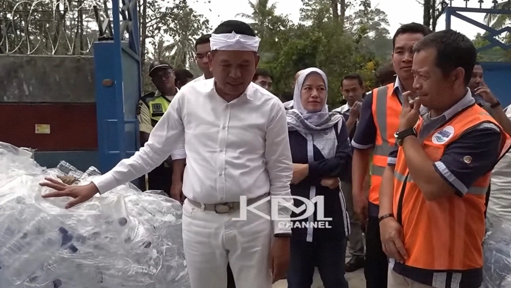 Tangkapan layar Dedi Mulyadi saat sidak ke pabrik air mineral Aqua di Jabar. [Youtube]