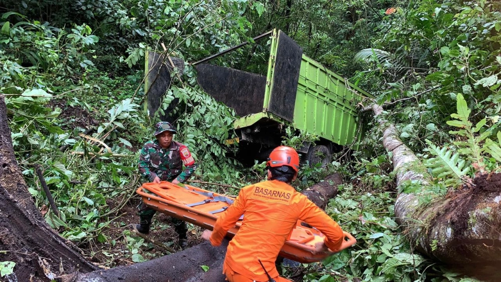 Truk Masuk Jurang di Madina Gegara Longsor, SAR Evakuasi Sopir