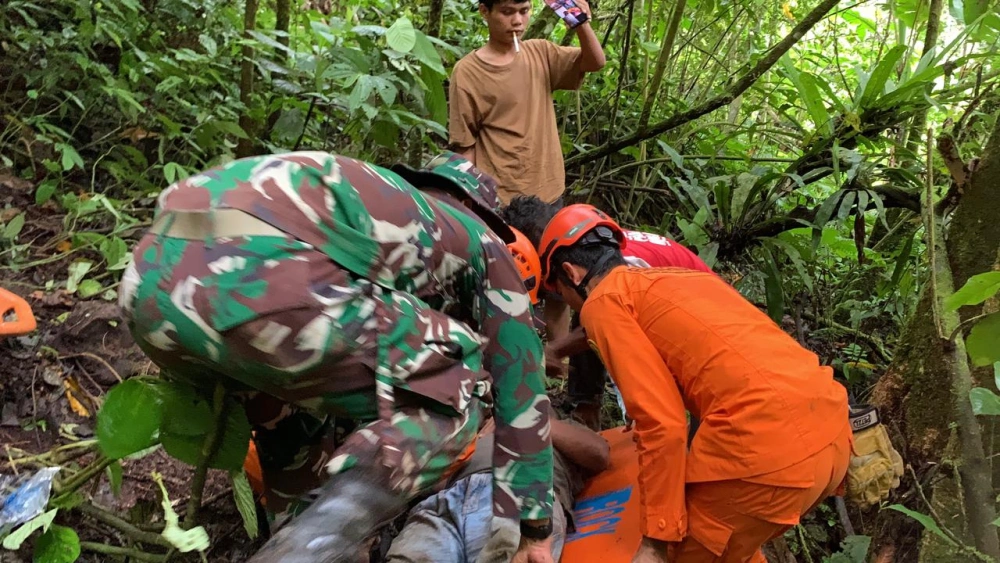 Sopir truk yang jatuh ke jurang dievakuasi korban. [Dok SAR Medan]