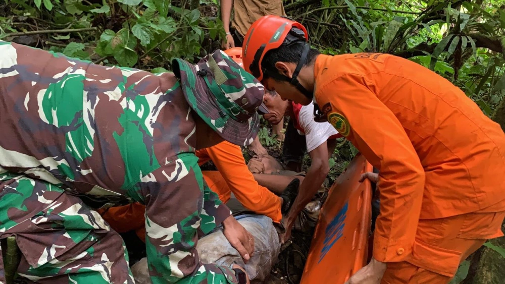 Tim SAR mengevakuasi korban yang jatuh ke jurang di Sumut. [Dok SAR Medan]