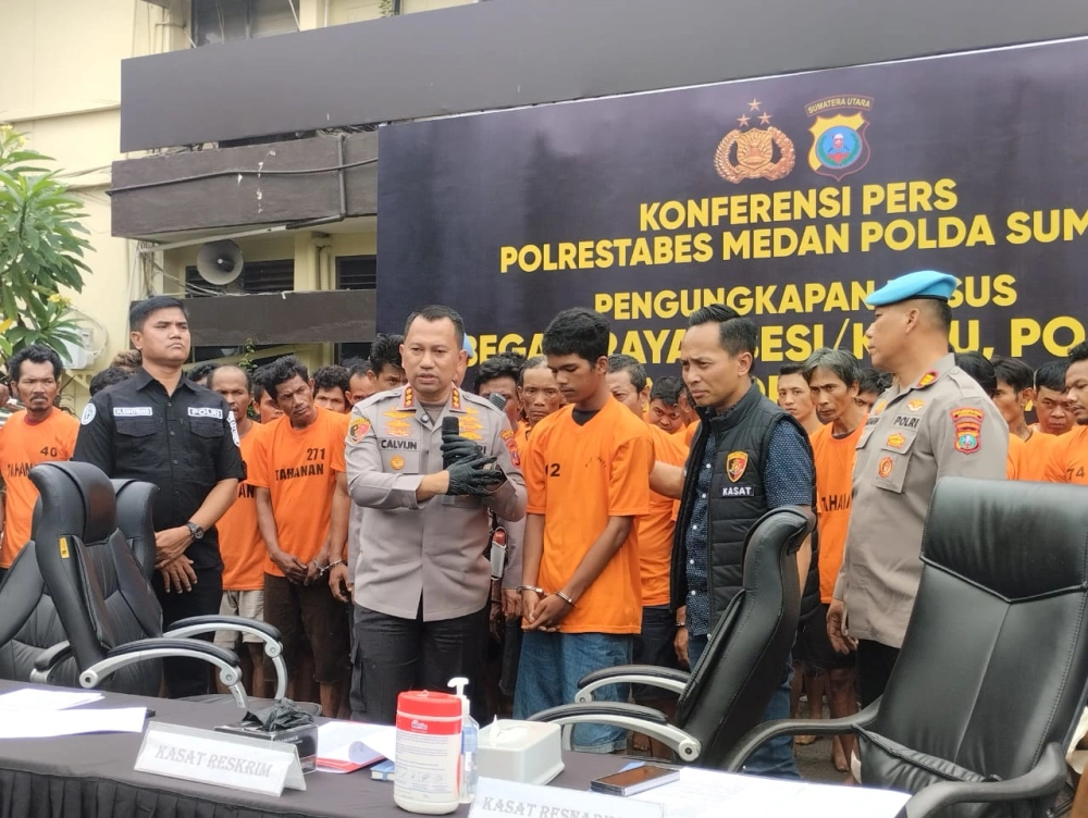 Kapolrestabes Medan Kombes Pol Jean Calvijn Simanjuntak menginterogasi pelaku. [Ari FT News]