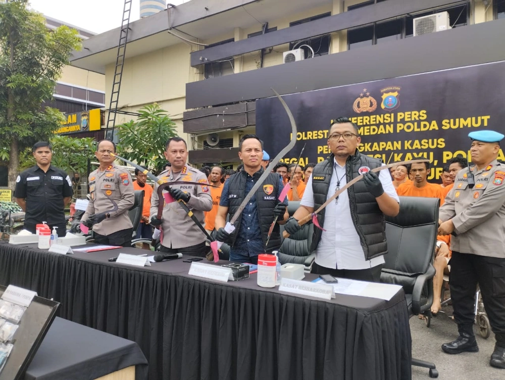 Polisi menunjukkan barang bukti. [Ari FT News]