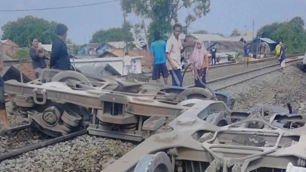 Tangkapan layar gerbong kereta api anjlok. [Istimewa]