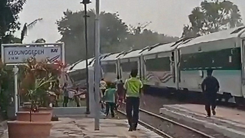 Kereta Api Purwojaya anjlok di Bekasi. [Istimewa]
