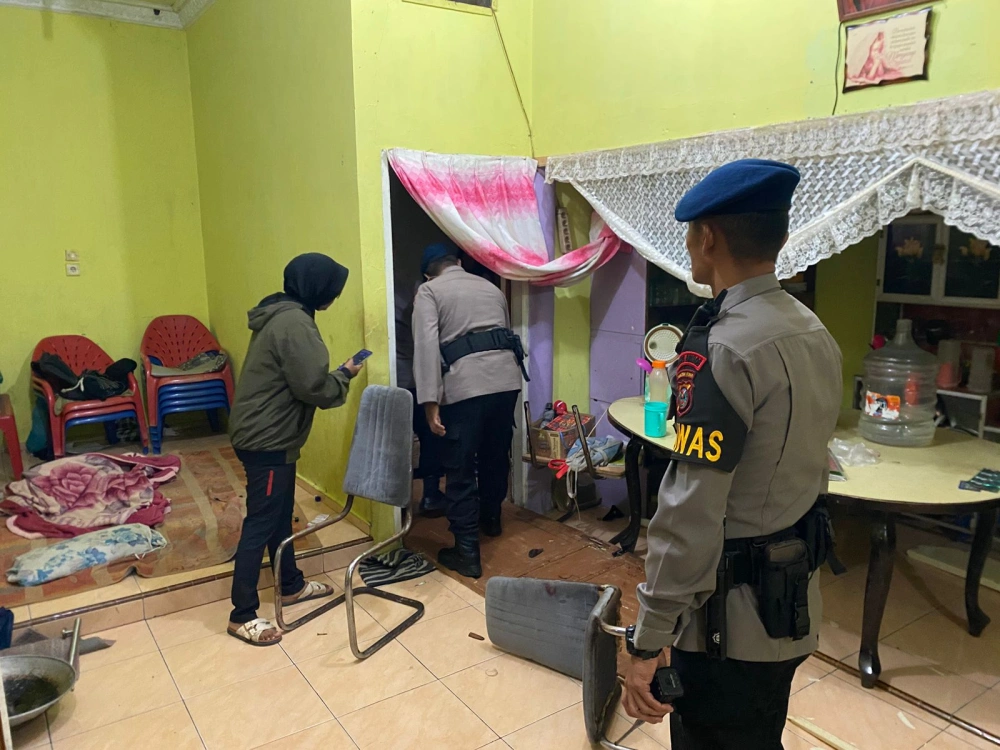 Personel Brimob menggagalkan aksi KDRT di Medan. [Dok istimewa]