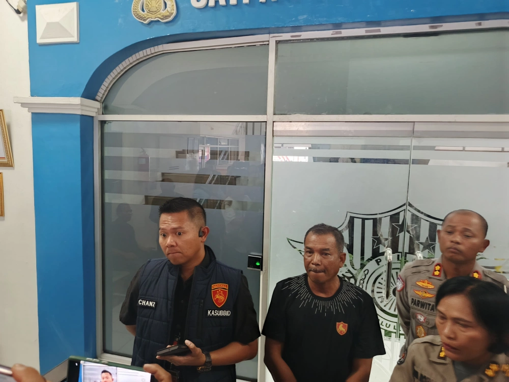 Ayah korban bersama dengan personel Polantas. [Ari FT News]