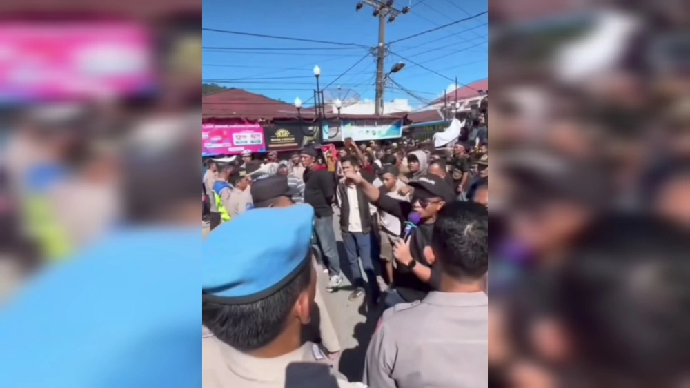 Viral Demo di Tapteng Berubah Ricuh, Massa Eks Bupati Mengadang