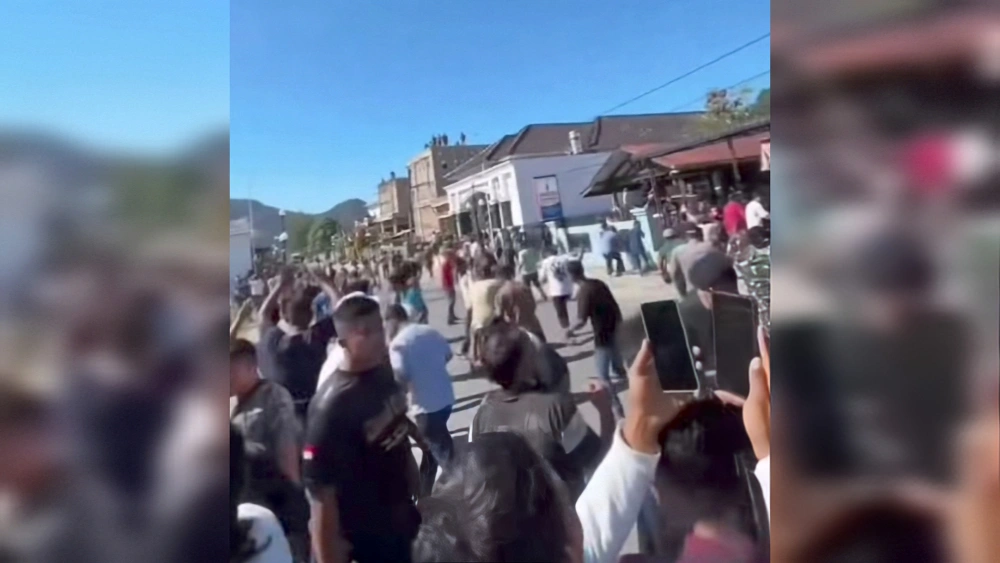 Demo di Tapteng berujung ricuh. [Instagram]