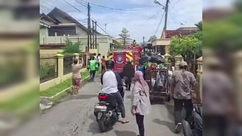 Kebakaran rumah Hakim PN Medan yang menangani kasus korupsi Topan Ginting. [Istimewa]