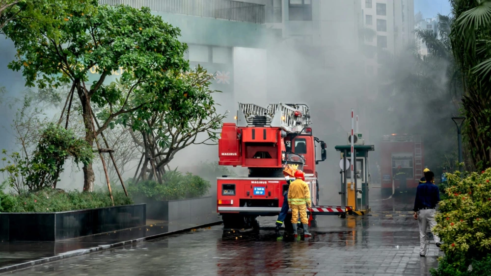 Ilustrasi para petugas pemadam berupaya memadamkan api. 