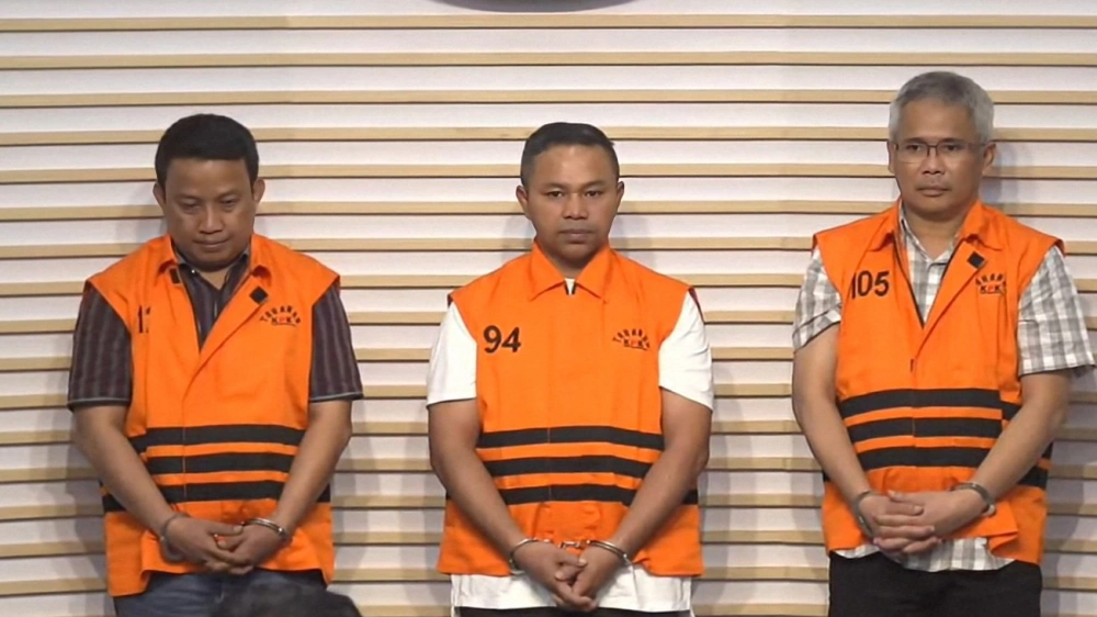 Gubernur Riau Abdul Wahid Resmi Ditahan KPK: Pakai Rompi Oranye, Tangannya Diborgol