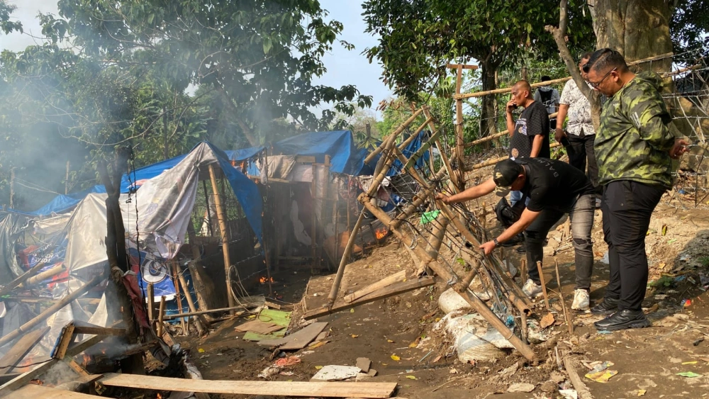 Polisi menggerebek sarang narkoba yang meresahkan di Medan. [Istimewa]
