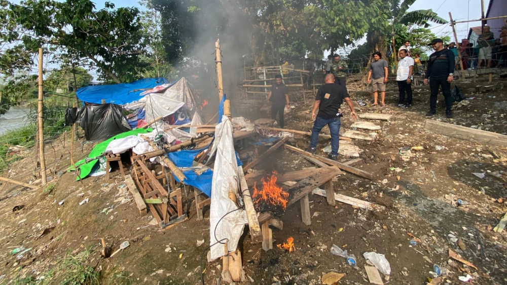 Sarang Narkoba Pria Laut di Medan Digerebek Polisi, Barak Dibakar