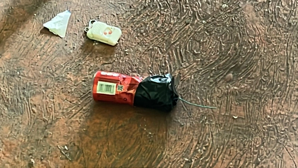 Penemuan botol kaleng yang sudah dimodifikasi di lokasi ledakan di SMAN 72 Jakarta. [Dok Istimewa]