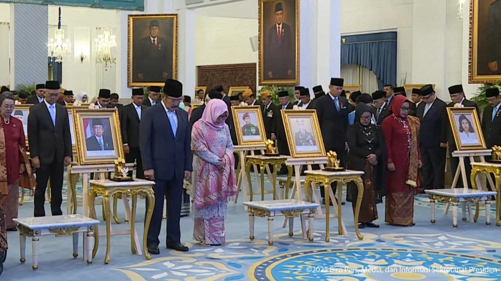 Hari Pahlawan Nasional: Foto Soeharto-Marsinah Terpampang di Istana Negara