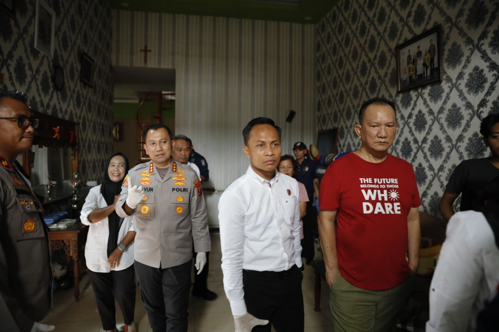 Polisi saat datang ke rumah Hakim PN Medan. [Istimewa]