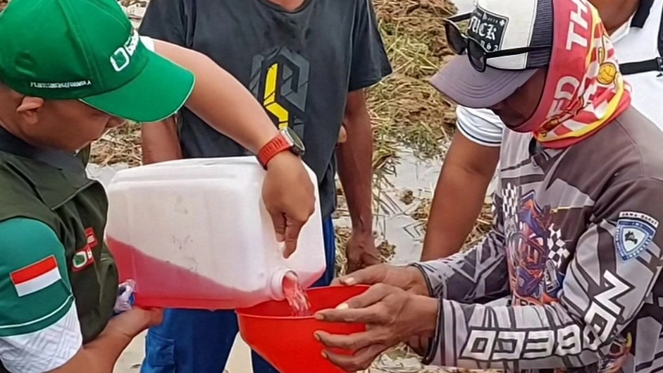 Pengisian bahan bakar jerami Bobibos. [Instagram]