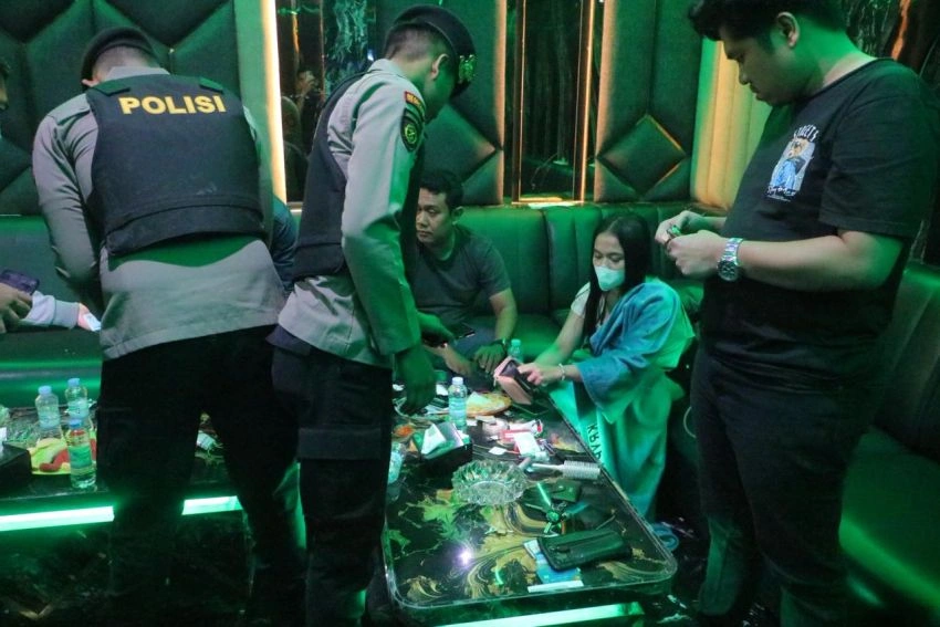 Petugas merazia pengunjung lokasi hiburan malam. [Istimewa]