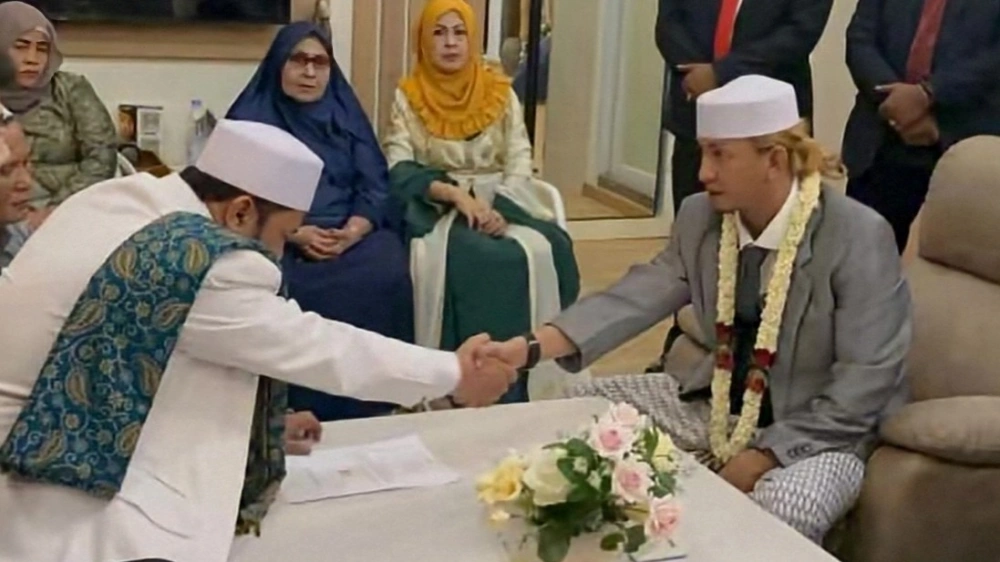 Momen pernikahan Bahar Bin Smith dan Helwa Bachmid. [Instagram]