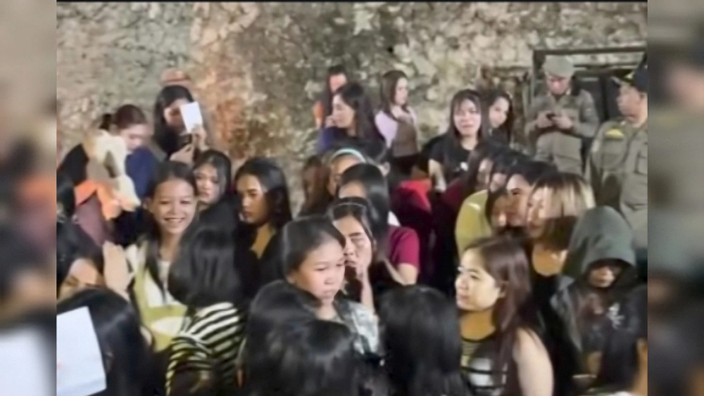 Sejumlah orang terjaring razia di lokalisasi Loa Hui. [Instagram]